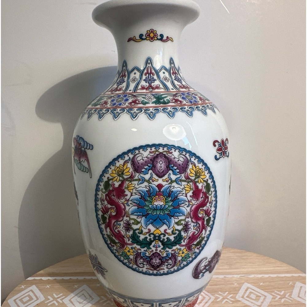Chinese/ Japanese Signed White Vase With Figurines Lotus Flower Classic 9.5 inch